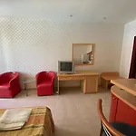 Miramar Front Self Catering No Swim Pool Access * Slantschew brjag