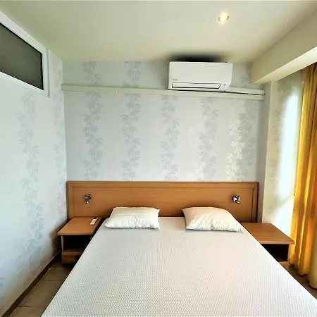 شقة Miramar Front Self Catering No Swim Pool Access *