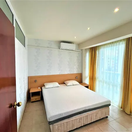 Miramar Front Self Catering No Swim Pool Access شقة *