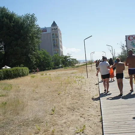 Miramar Front Self Catering No Swim Pool Access شقة *